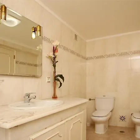 Dom wakacyjny Juniper Fenced Pool Spacious House