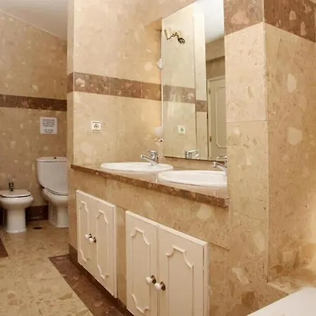 Dom wakacyjny Juniper Fenced Pool Spacious House