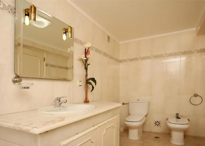 Semesterbostad Juniper Fenced Pool Spacious House