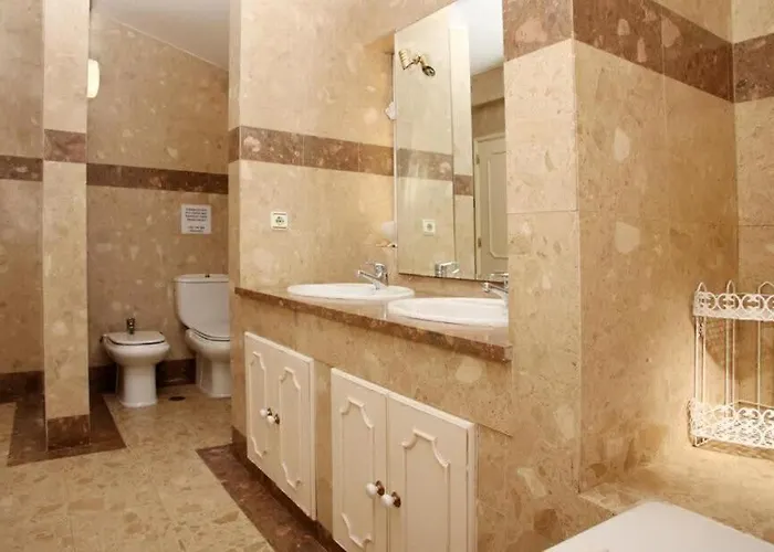 Semesterbostad Juniper Fenced Pool Spacious House